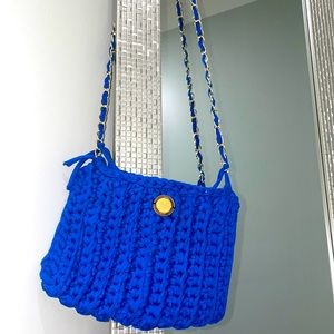 Vibrant blue, knitted crossbody purse!